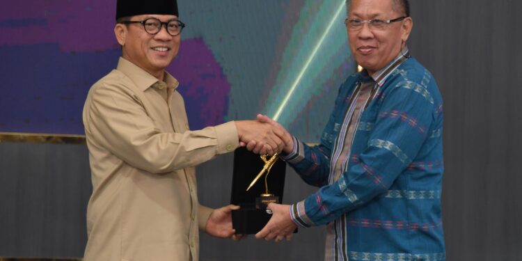 Mendes Yandri Susanto Terima Penghargaan Pena Emas 2025 Forum Pimred