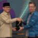 Mendes Yandri Susanto Terima Penghargaan Pena Emas 2025 Forum Pimred