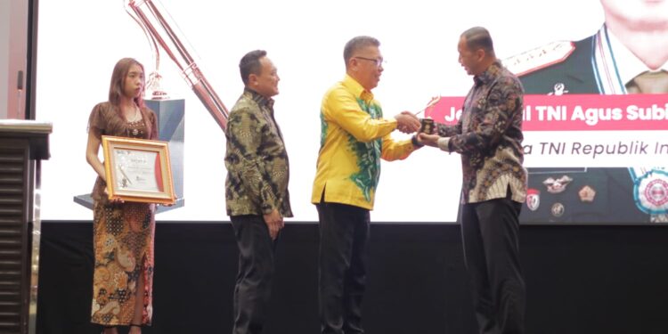 Panglima TNI Jenderal Agus Subiyanto Terima Pena Mas FPRMI di Hari Bela Negara 2025